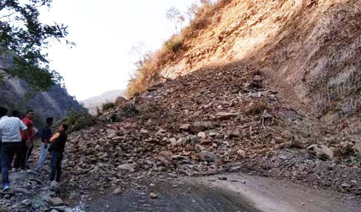 रात में गिरी चट्टानें और मलबा, ऋषिकेश-गंगोत्री नेशनल हाइवे हुआ ठप