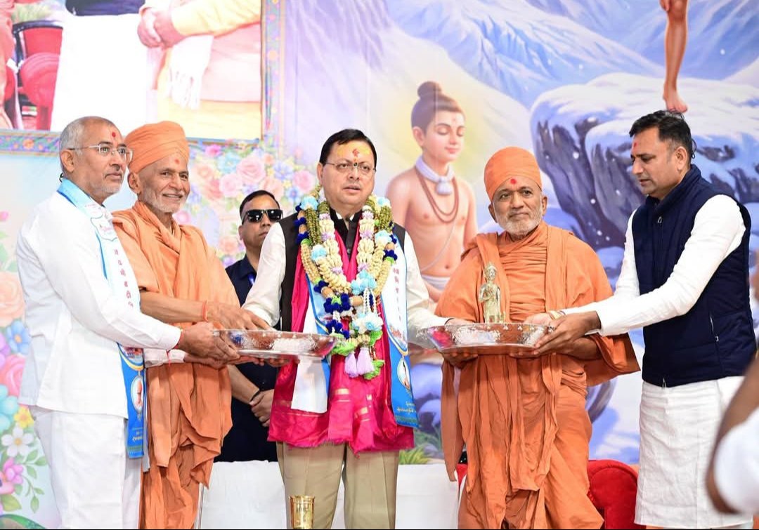 बदरीनाथ धाम में आस्था के रंग में रंगे सीएम धामी, साधु-संतों से लिया आशीर्वाद; धाम के सुनियोजित विकास पर दिया जोर।
