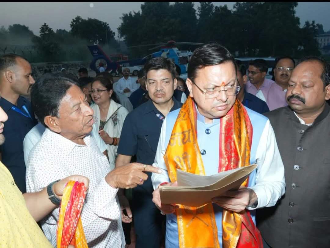 खटीमा में मुख्यमंत्री पुष्कर सिंह धामी ने सुनीं जनसमस्याएं, अधिकारियों को त्वरित समाधान के निर्देश।