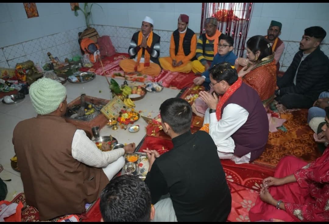 पैतृक गांव हड़खोला पहुंचे मुख्यमंत्री पुष्कर सिंह धामी, हरि चंद देवता के दरबार में टेका माथा, ग्रामीणों से की आत्मीय मुलाकात।
