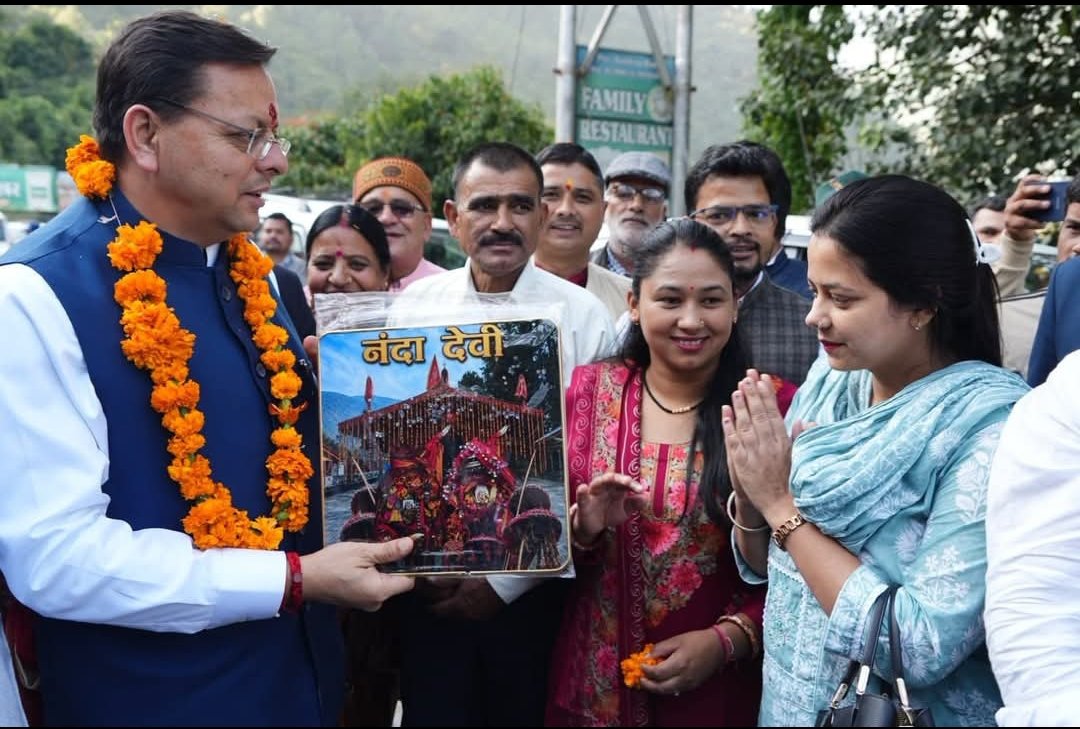 भराड़ीसैंण रवाना हुए मुख्यमंत्री धामी, रुद्रप्रयाग से चमोली तक जगह-जगह हुआ स्वागत।