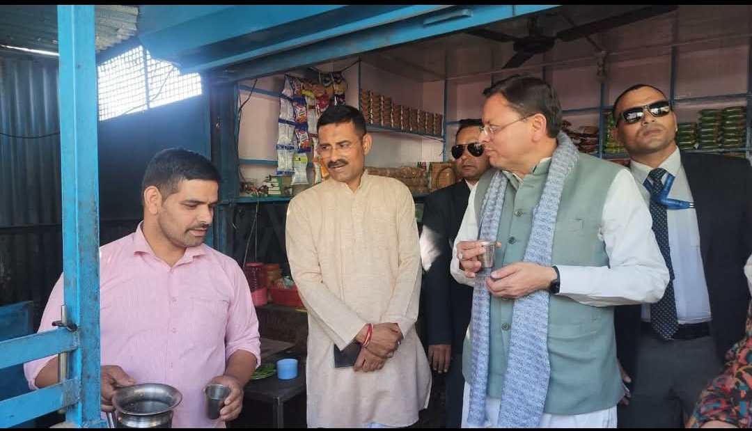 श्रीनगर में चाय की दुकान पर रुके मुख्यमंत्री धामी, स्थानीय लोगों के साथ चाय पर की बातचीत।