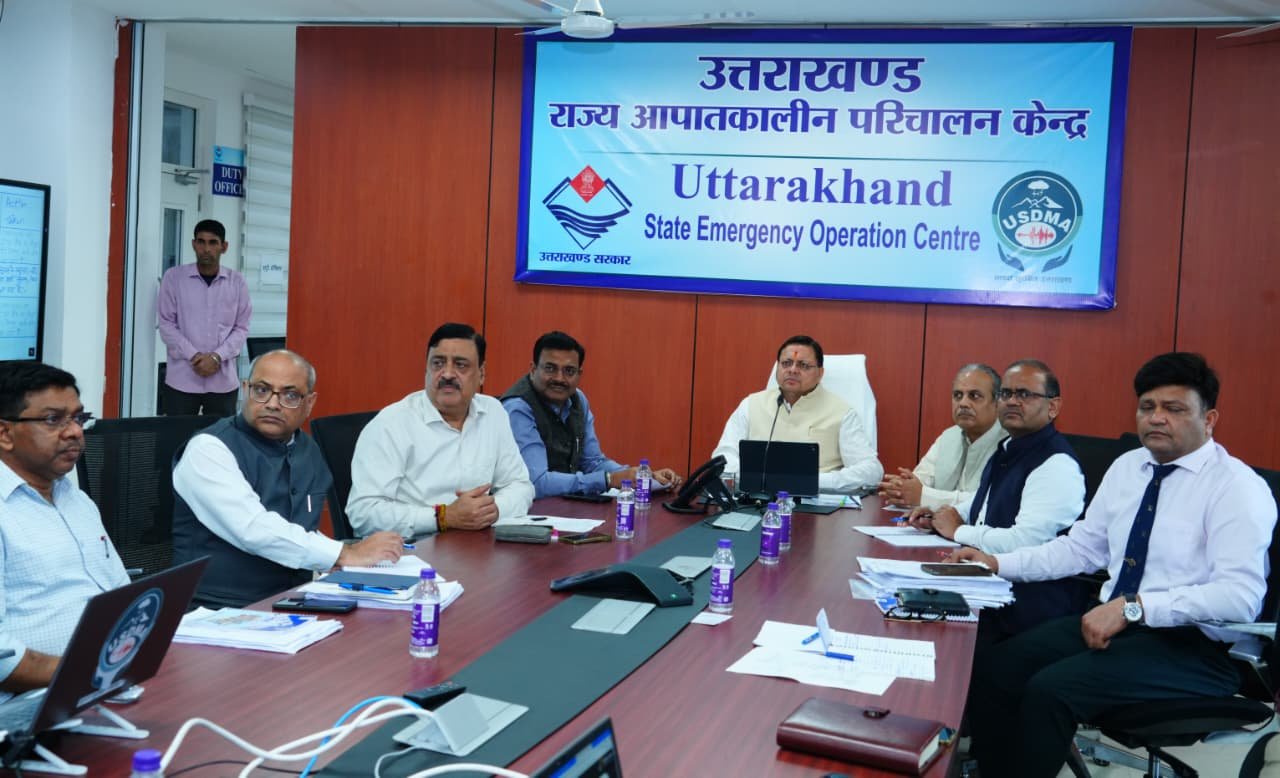 मुख्यमंत्री पुष्कर सिंह धामी ने गुरुवार को आईटी पार्क स्थित आपदा परिचालन केंद्र से प्रदेशभर में अतिवृष्टि से प्रभावित क्षेत्रों की समीक्षा की।