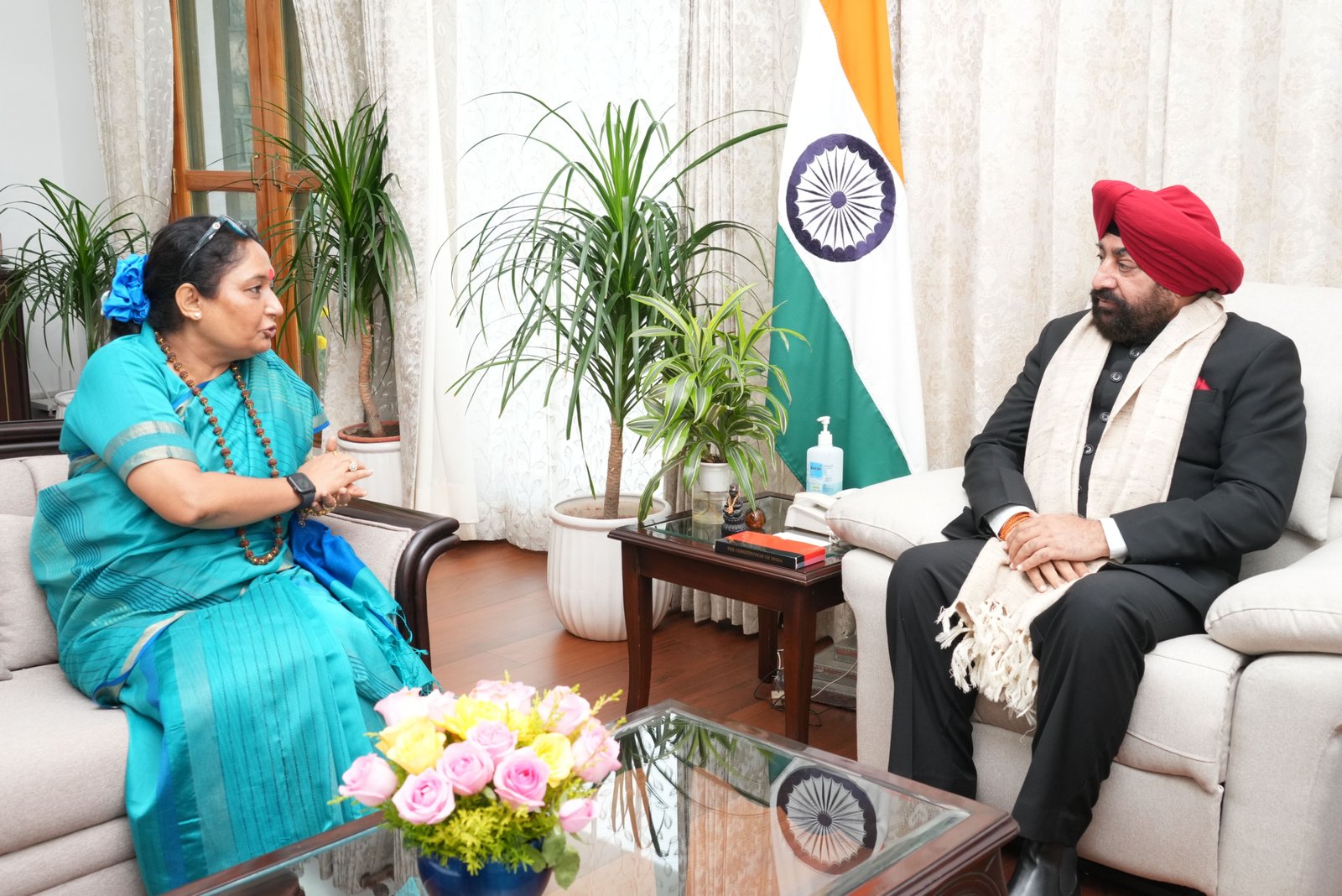 लेफ्टिनेंट गुरमीत सिंह की विधानसभा अध्यक्ष ऋतु खंडूरी से शिष्टाचार भेंट।