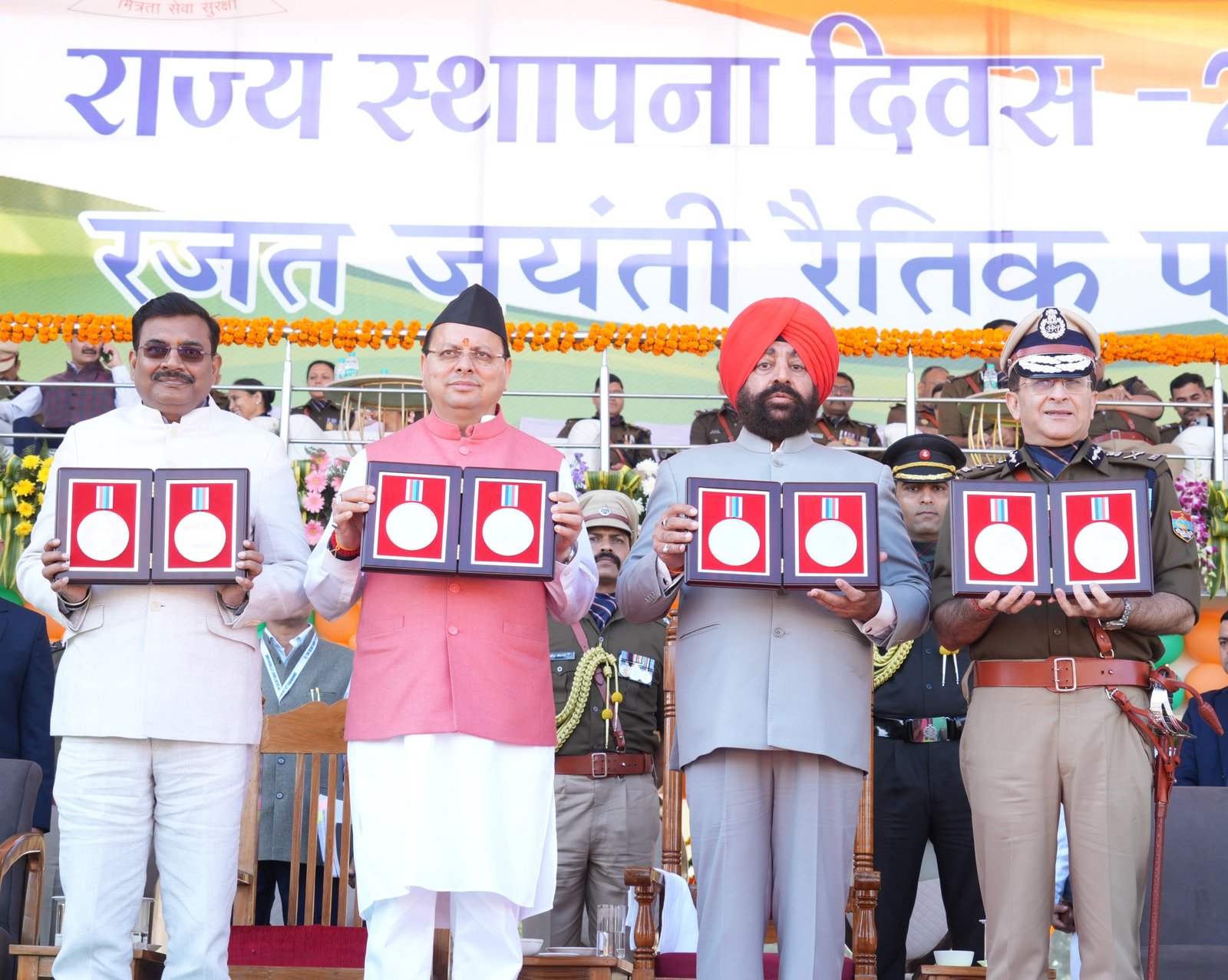 उत्तराखण्ड राज्य स्थापना के रजत जयंती समारोह में महानुभावों को राज्य गौरव सम्मान से किया गया सम्मानित।