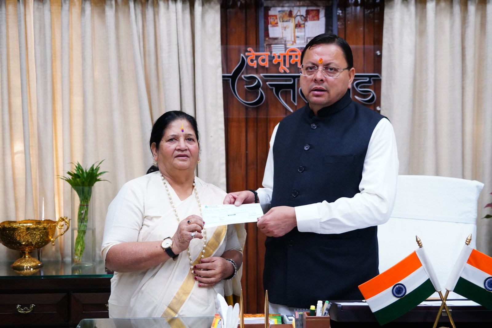 मुख्यमंत्री राहत कोष के लिए पर्वतारोही बछेंद्री पाल ने प्रदान किया 10 लाख का चेक।