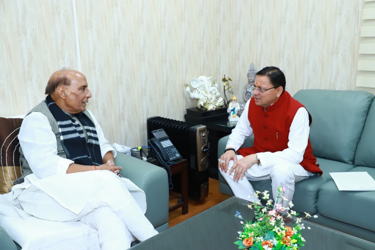 नई दिल्ली में मुख्यमंत्री पुष्कर सिंह धामी ने केंद्रीय रक्षा मंत्री राजनाथ सिंह से की शिष्टाचार भेंट।