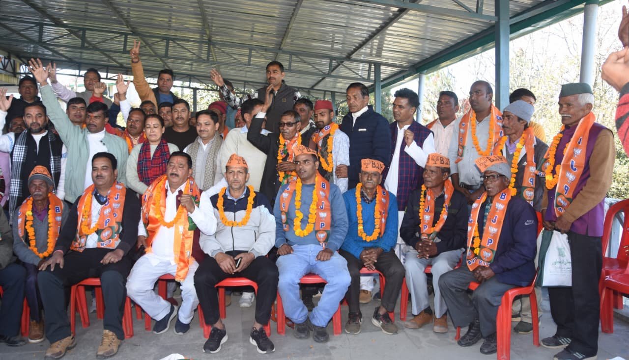 हरीश रौतेला ने समर्थकों संग थामा भाजपा का दामन।