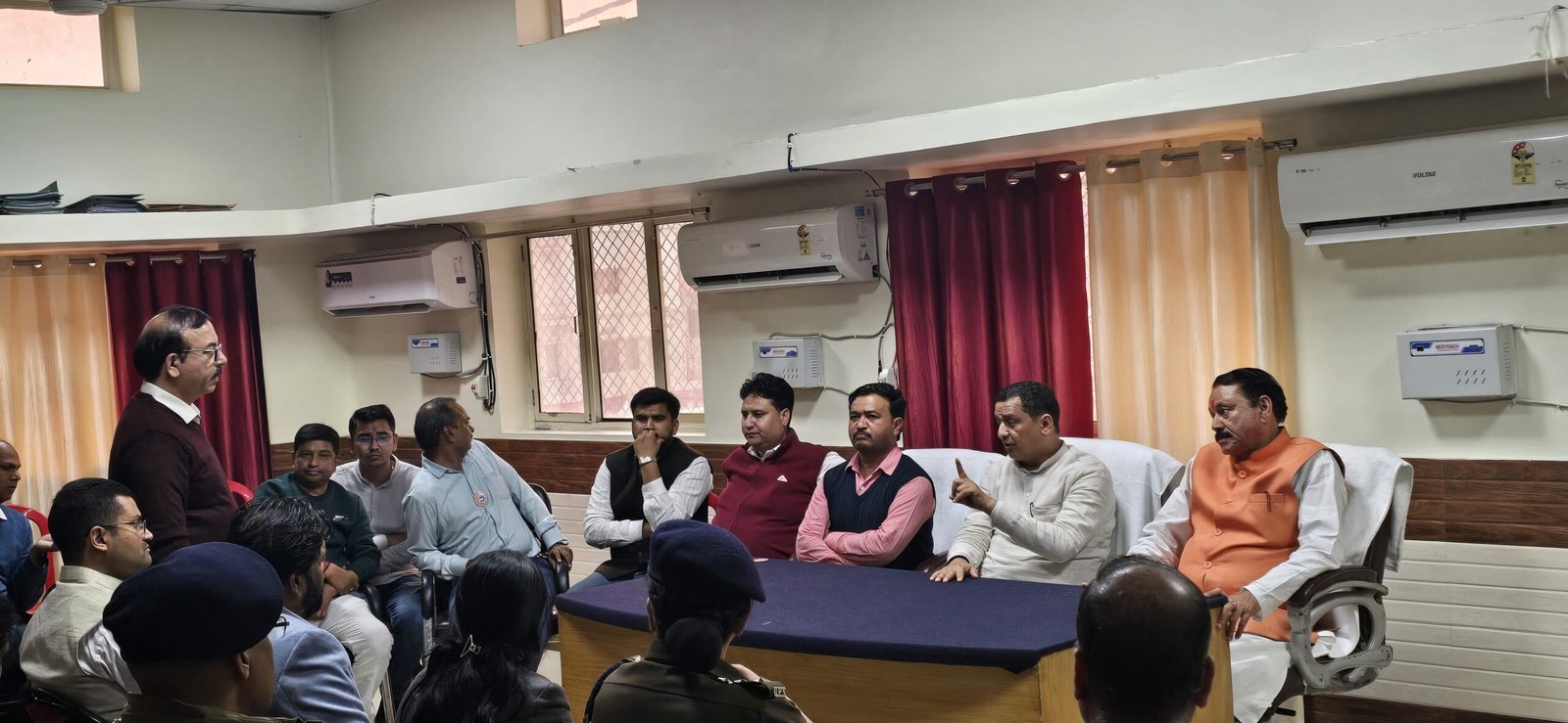 कोटद्वार नगर निगम सभागार में विभिन्न विभागों के अधिकारियों के साथ एक महत्वपूर्ण समीक्षा बैठक।