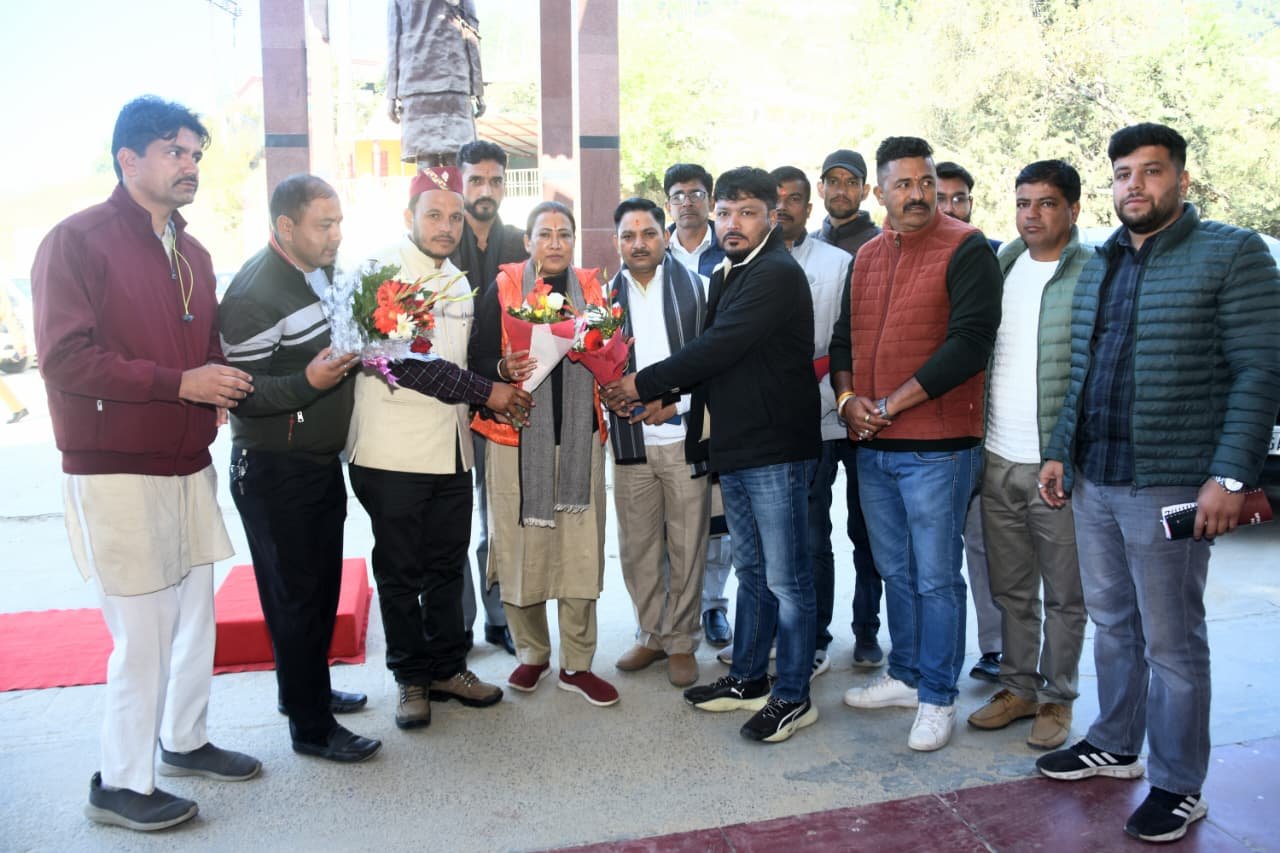 कैबिनेट मंत्री रेखा आर्या ने की अधूरी योजनाओं की प्रगति की समीक्षा।