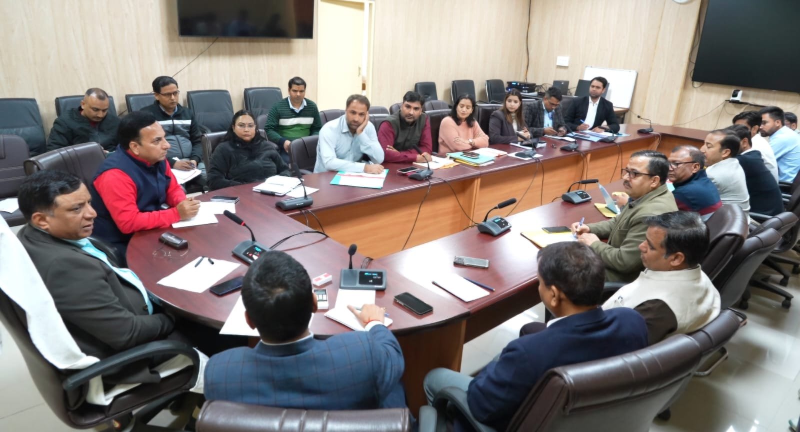 महानिदेशक सूचना श्री बंशीधर तिवारी ने जिला सूचना अधिकारियों के साथ बैठक की।