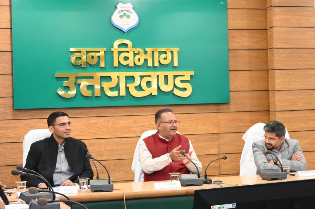 मसूरी विंटरलाईन कार्निवाल 2025 की तैयारियों को लेकर समीक्षा करते कैबिनेट मंत्री गणेश जोशी।