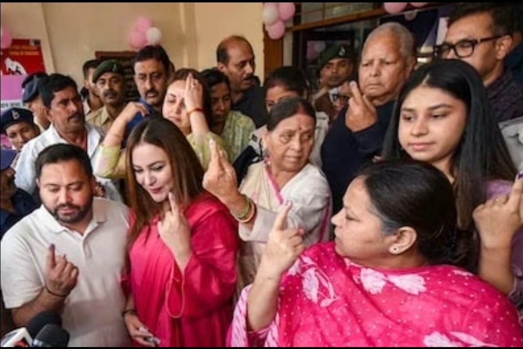 बिहार में चुनाव आज, लालू प्रसाद यादव संग पूरा परिवार आया वोट डालने।