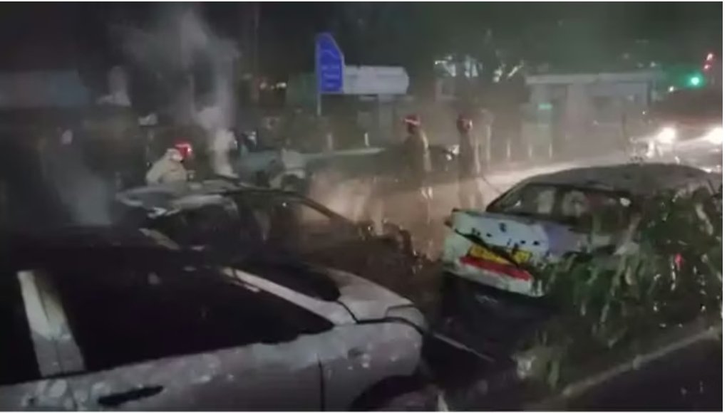 दिल्ली लाल किले के पास हुआ आतंकी हमला, उड़ गए परखच्चे।