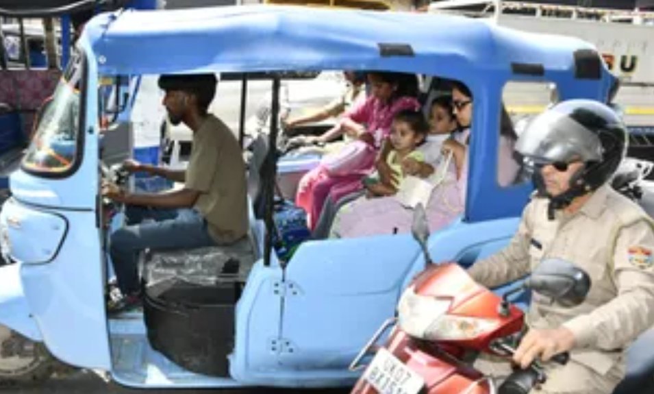 देहरादून में बढ़ी ‘इलेक्ट्रिक क्रांति’ की रफ्तार, परिवहन मंत्री प्रदीप बत्रा ने भी अपनाया Electric Scooter