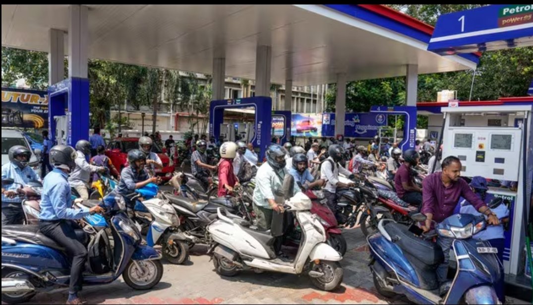 Petrol Diesel New Rate: राजधानी दिल्ली में पेट्रोल-डीजल महंगा, आज से लागू हुए नए दाम।