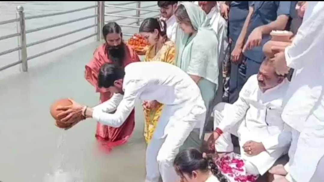 गंगा की गोद में विलीन हुए प्रतीक यादव, हरिद्वार के वीआईपी घाट पर नम आंखों से हुआ अस्थि विसर्जन।