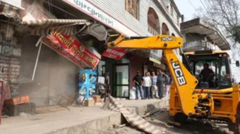 देहरादून में बुलडोजर एक्शन: रिस्पना नदी किनारे अवैध कब्जों पर प्रशासन की बड़ी कार्रवाई, इलाके में मचा हड़कंप