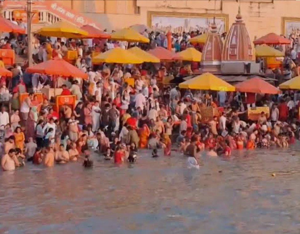 गंगा दशहरा पर हरिद्वार में उमड़ी आस्था की लहर, हर की पौड़ी पर श्रद्धालुओं ने लगाई पुण्य की डुबकी।