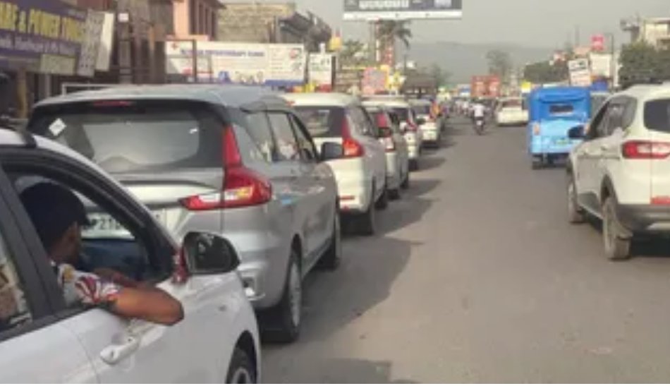 ऋषिकेश में यात्रियों का सैलाब, चारधाम यात्रा और छुट्टियों ने बढ़ाई ट्रैफिक की मुश्किलें