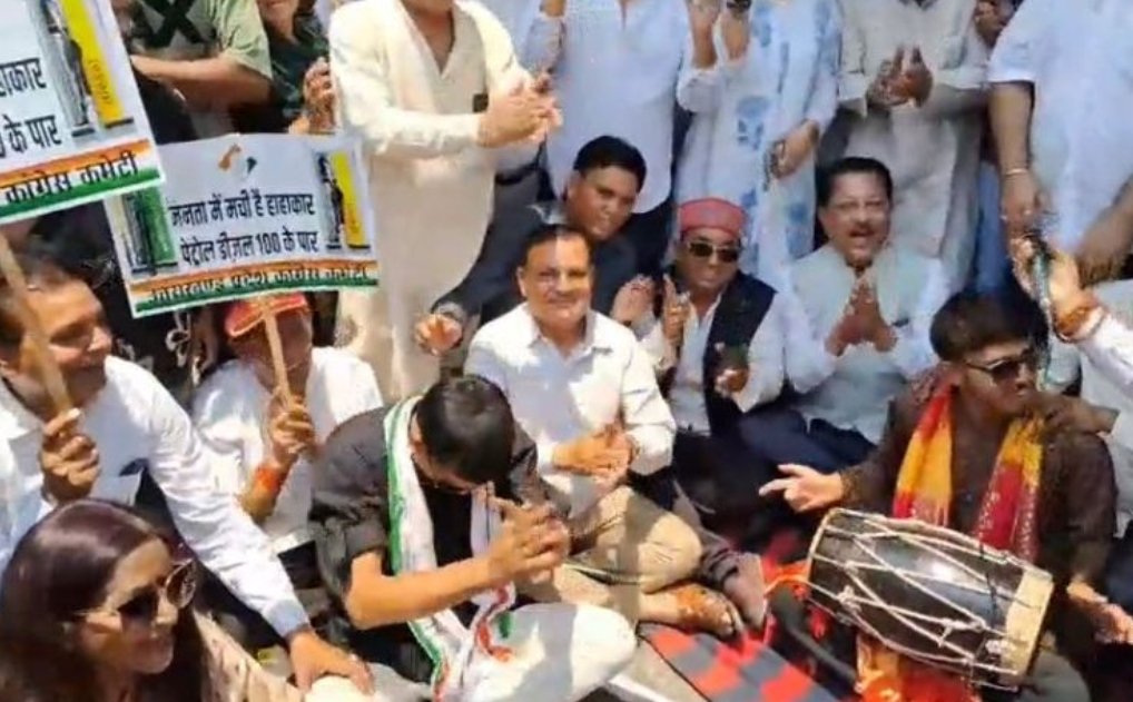 पेट्रोल-डीजल की बढ़ती कीमतों पर कांग्रेस का हल्ला-बोल, घंटाघर चौक पर जोरदार प्रदर्शन