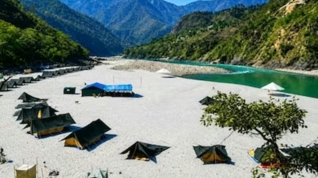 ऋषिकेश के पास ये कैंपिंग स्पॉट्स बना रहे हैं ट्रैवलर्स को दीवाना, गंगा किनारे बोनफायर और पहाड़ों के बीच यादगार बन रही छुट्टियां।