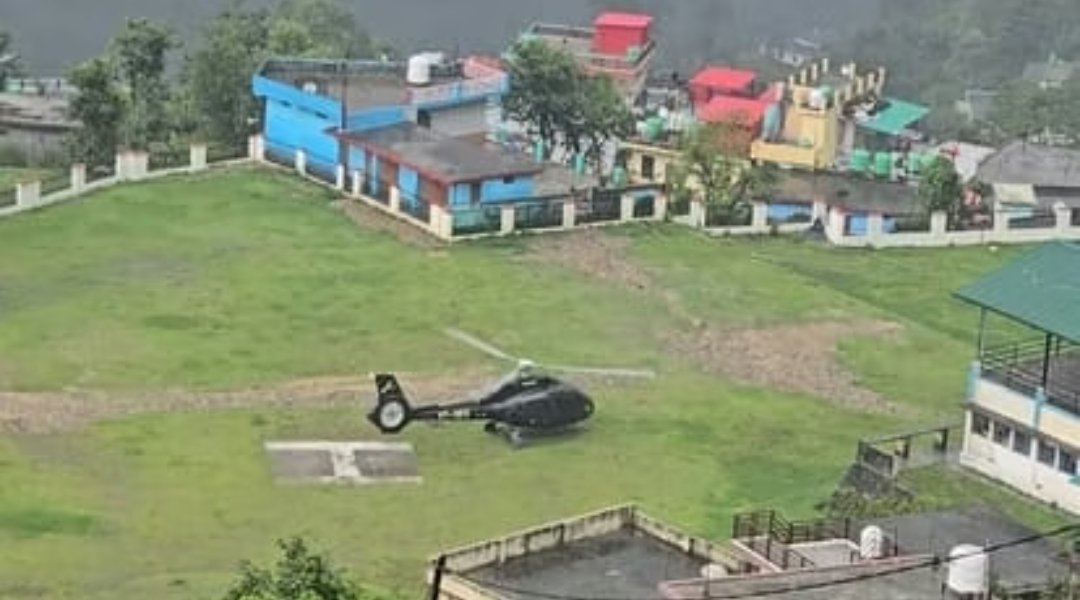 केदारघाटी में मौसम की मार, बदरीनाथ–देहरादून उड़ान के दौरान हेलीकॉप्टर की ऊखीमठ में सुरक्षित इमरजेंसी लैंडिंग।