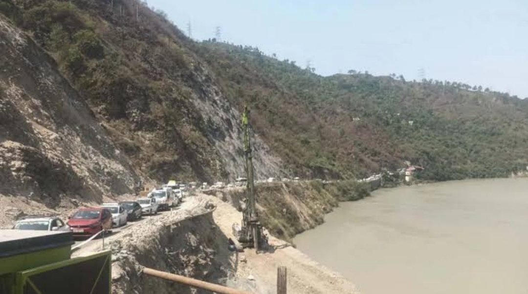 चारधाम यात्रा में धीमी पड़ी रफ्तार, ऋषिकेश-बदरीनाथ हाईवे पर घंटों जूझते रहे यात्री,