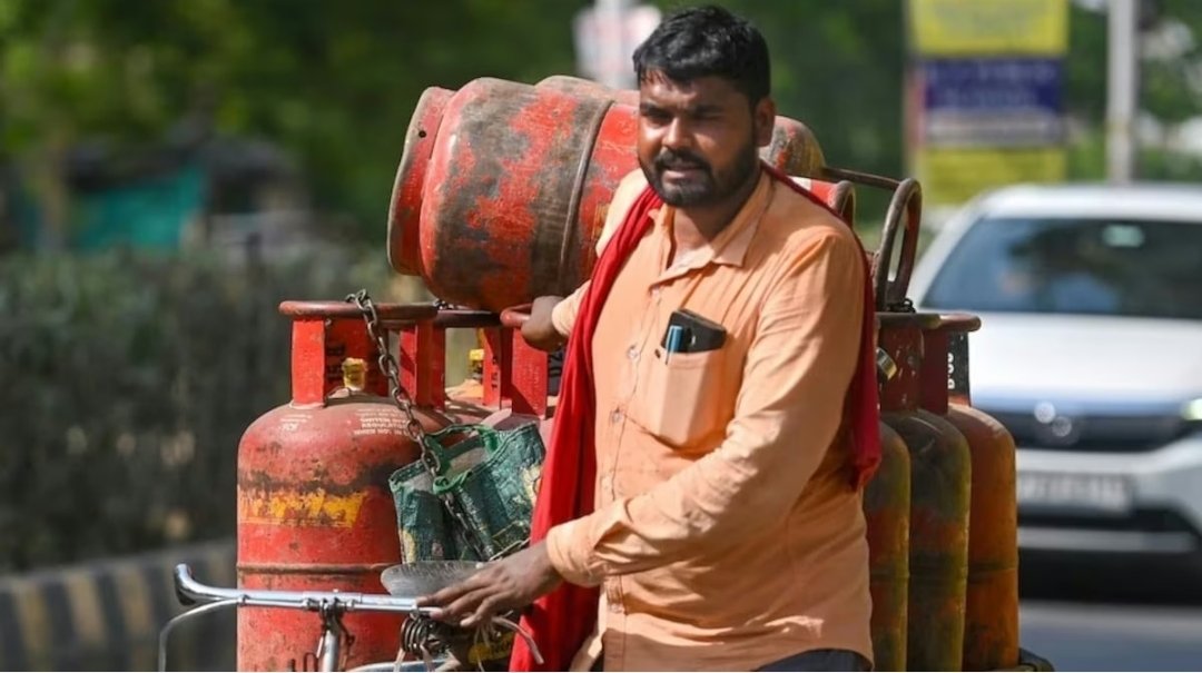 एलपीजी सिलेंडर महंगा: घरेलू बजट पर बढ़ा दबाव, अब 14 किलो गैस सिलेंडर 942 रुपये का,