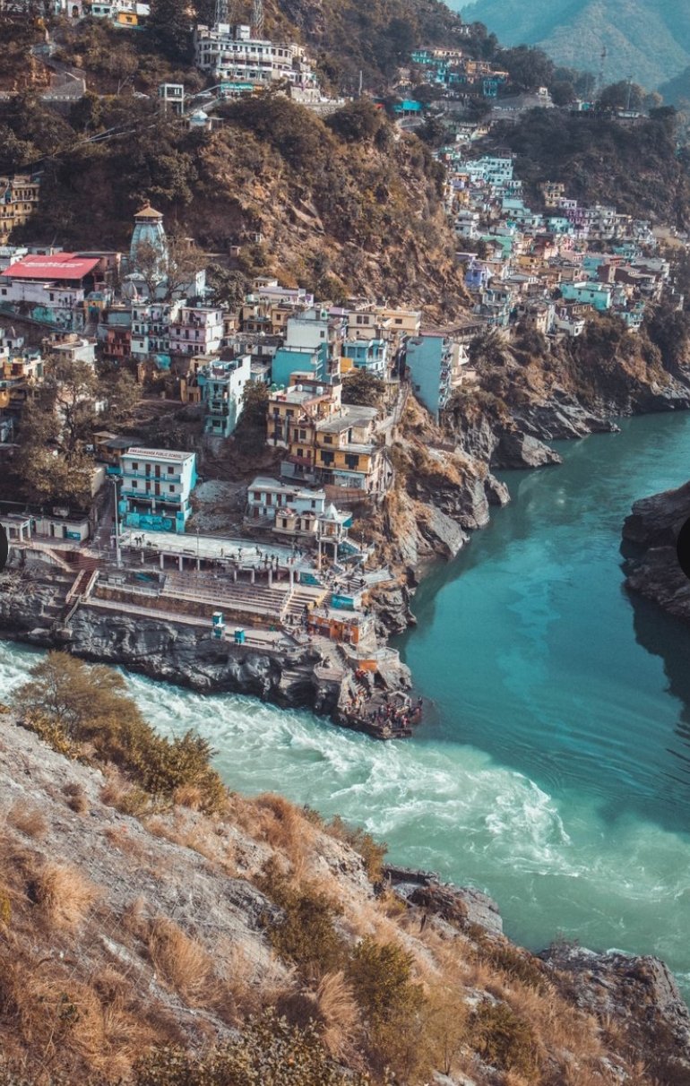 देवप्रयाग: जहाँ दो धाराएँ मिलकर रचती हैं गंगा की अनंत यात्रा का आरंभ,
