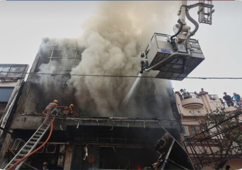 लखनऊ अग्निकांड: कोचिंग सेंटर में मची चीख-पुकार, धुएं ने ली 15 जिंदगियां, प्रशासन पर उठे बड़े सवाल