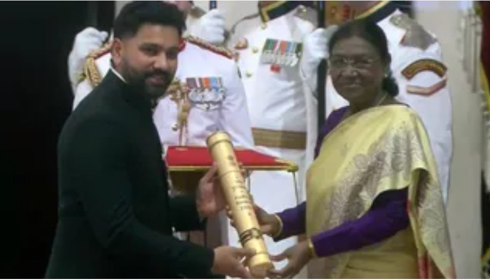 राष्ट्रपति भवन में गूंजा ‘हिटमैन’ का नाम, रोहित शर्मा को मिला पद्मश्री सम्मान,