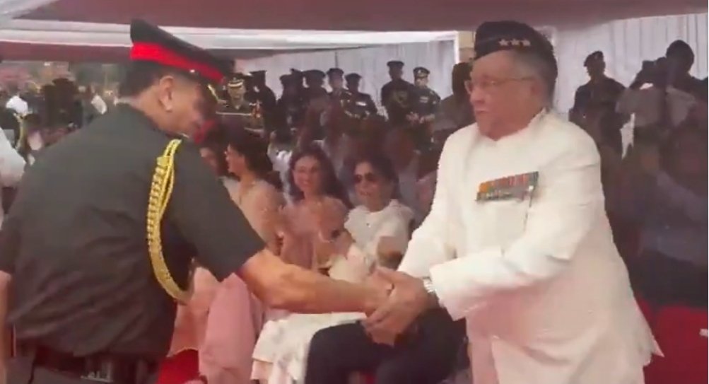 पिता को सलामी, चरणों में झुककर लिया आशीर्वाद… नए सेना प्रमुख जनरल धीरज सेठ ने जीता देश का दिल