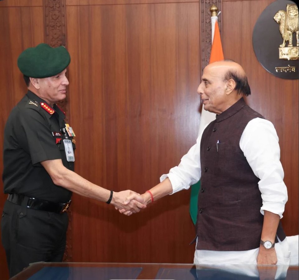 रक्षा मंत्री राजनाथ सिंह से नए थल सेनाध्यक्ष जनरल धीरज सेठ की पहली औपचारिक मुलाकात