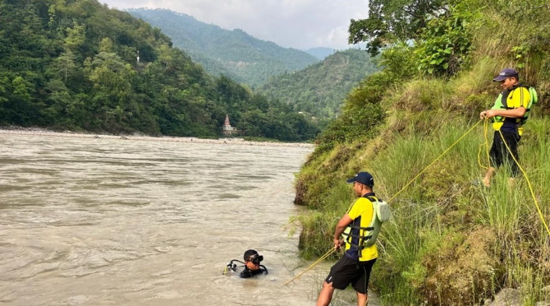 ऋषिकेश में गंगा की तेज धारा में बहा मेरठ का युवक, सिरासू पुल के पास स्नान के दौरान हादसा
