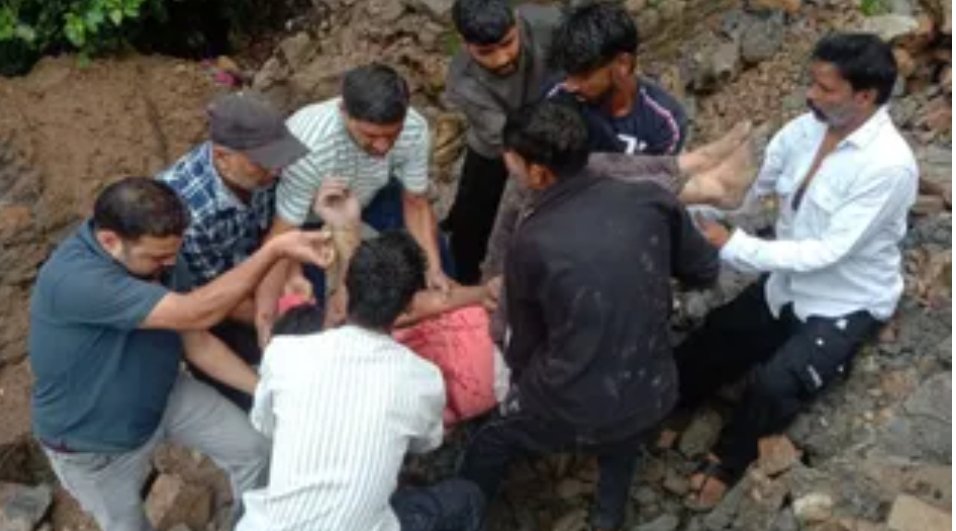 चमोली में बारिश का कहर: बदरीनाथ हाईवे बाधित, स्वास्थ्य केंद्र की दीवार गिरने से डॉक्टर की दर्दनाक मौत