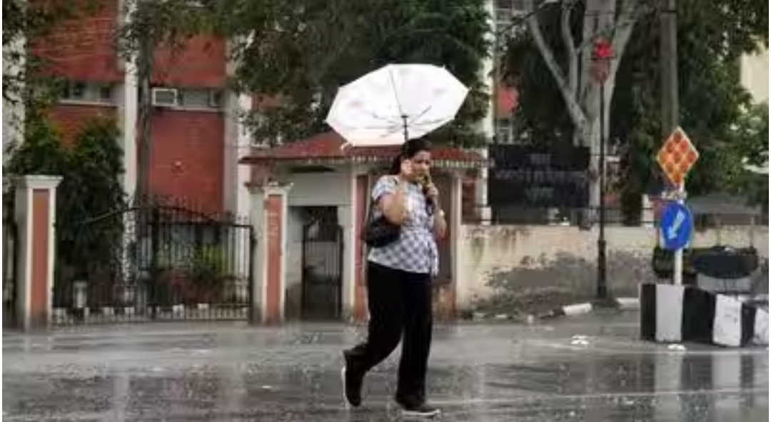 देहरादून में मानसून का असर तेज, भारी बारिश के चलते आज स्कूलों में अवकाश।
