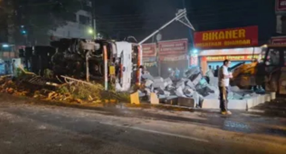 मोहब्बेवाला ढलान पर फिर पलटा सीमेंट ब्लॉक से भरा ट्रक, घंटों प्रभावित रहा यातायात।