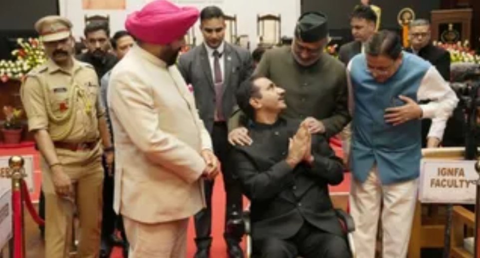 प्रोटोकॉल से परे उपराष्ट्रपति का अपनापन, व्हीलचेयर पर बैठे प्रोफेसर तक खुद पहुंचे।